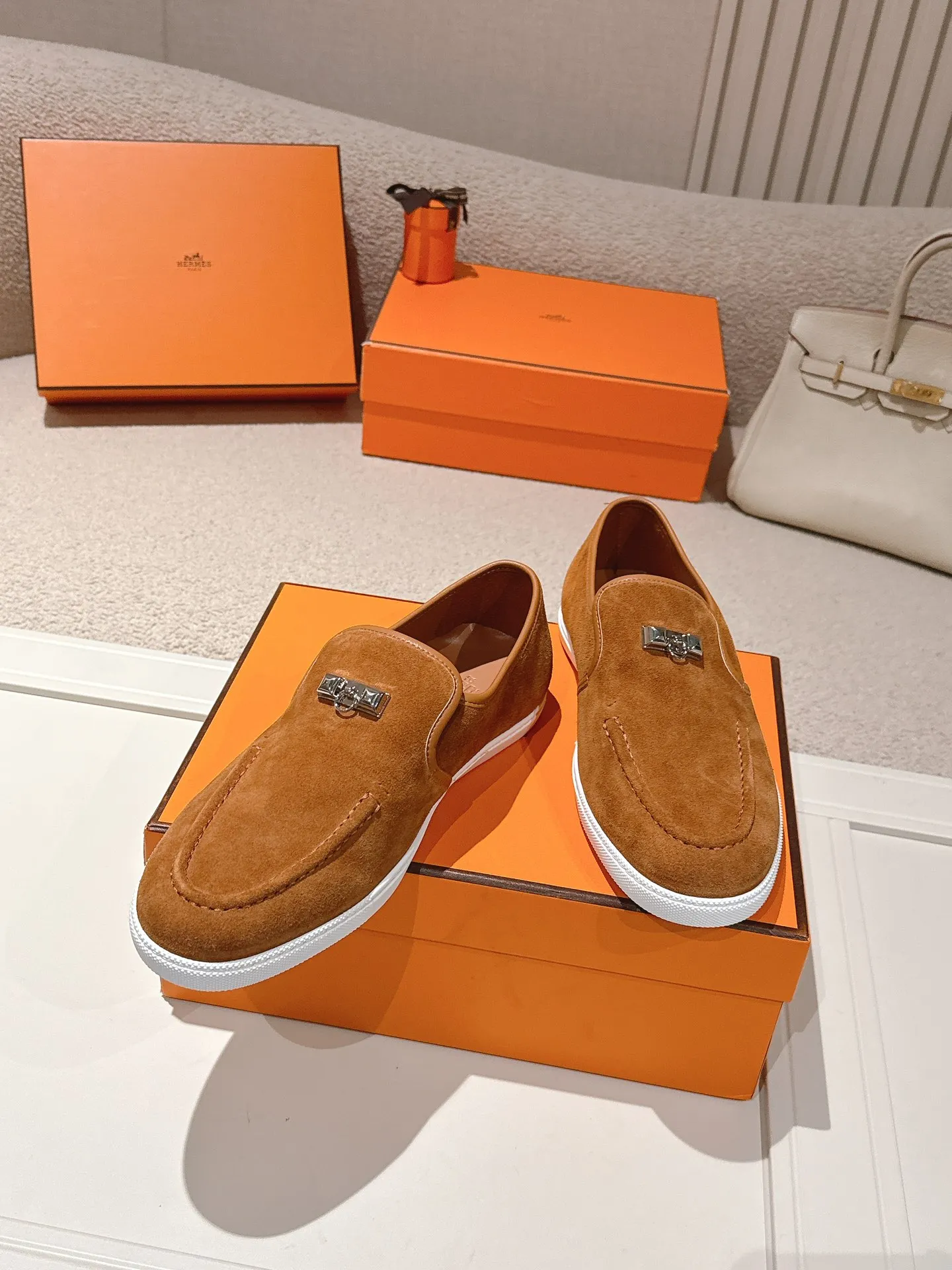 Men's Men's Shoes 600💰 Hermes# Couple Studded Loafers Calfskin and suede goatskin lace-up free sneakers with signature "H" detail. The design is simple and smooth, creating a fashionable urban look. It is comfortable and versatile. H family classics are not outdated, and the delivery counter is exquisitely packaged🛍📦 Fabric: Original customized imported first-layer cowhide/cow down Lining: Imported soft sheepskin Sole: Original open-molded anti-slip TPU material Size: 35-45